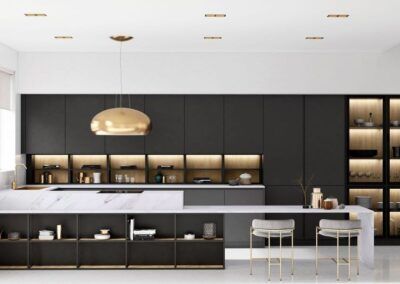 Cocina negra mate de diseño con isla de mármol, estanterías iluminadas con LED y lámpara dorada colgante