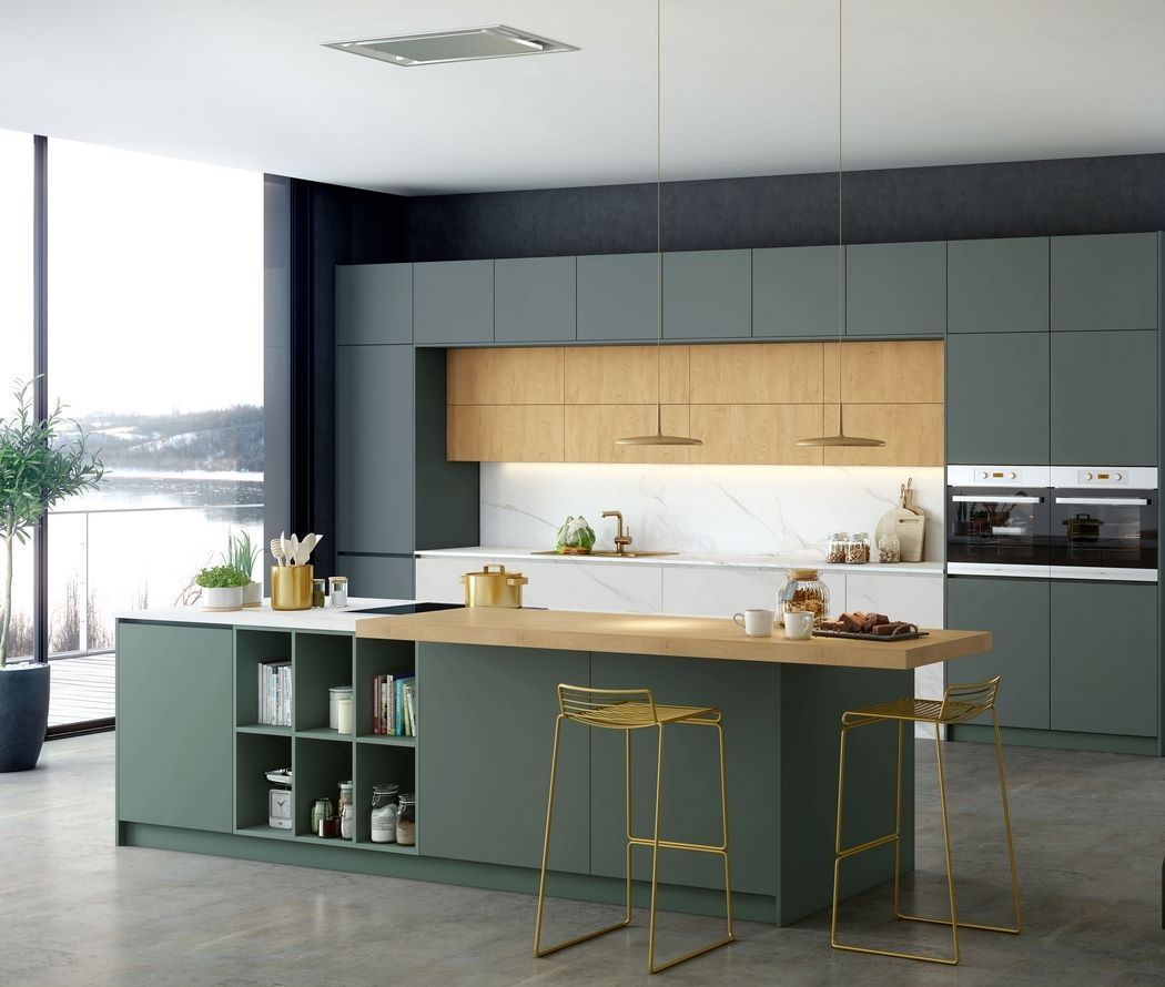 Cocina moderna verde oliva con isla y barra de madera, estanterías abiertas, salpicadero de mármol y taburetes dorados