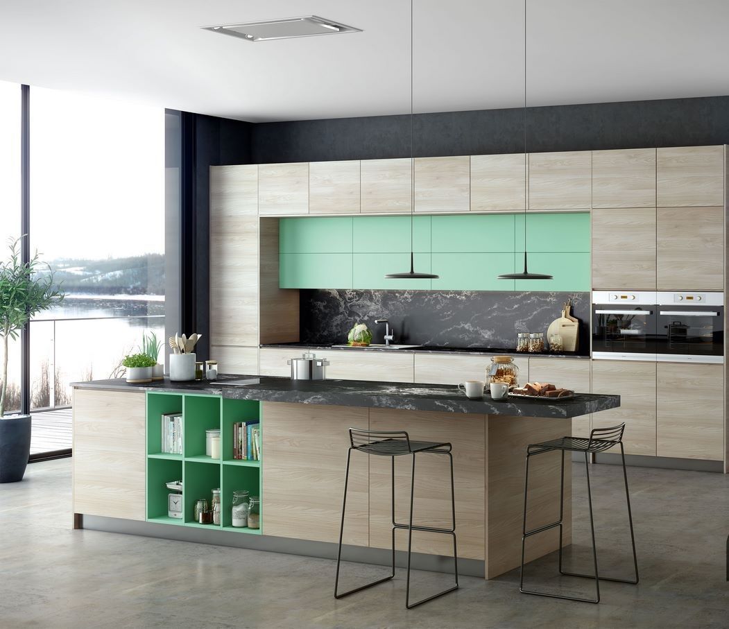 Cocina de madera clara con isla y detalles en verde menta, salpicadero de mármol negro y estanterías de color
