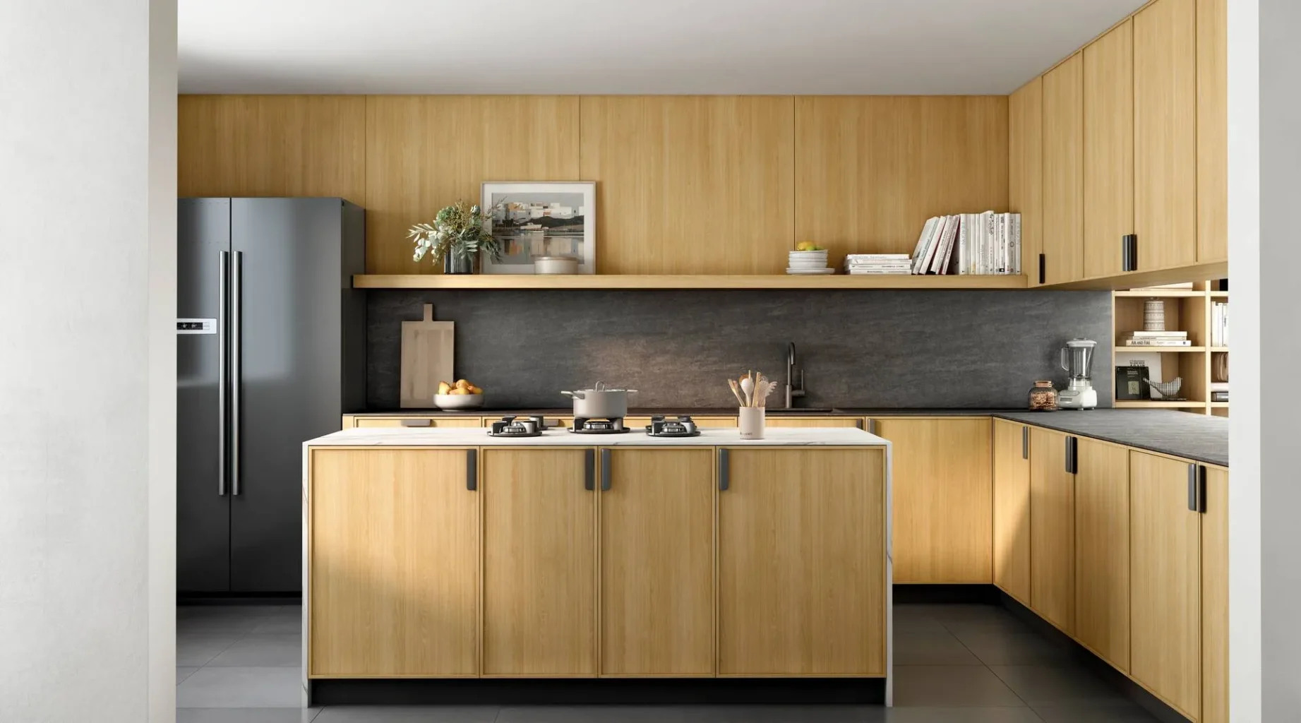 Cocina rústica beige en L con tiradores redondos dorados, horno doble columna, botellero y fregadero bajo ventana
