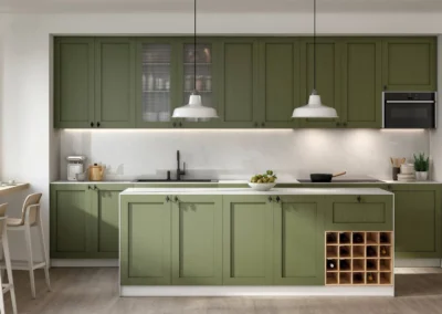 Cocina lineal gris industrial con muebles altos de lamas, horno doble columna y estilo loft con techo de ladrillo visto