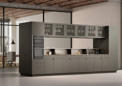Cocina gris industrial con barra de desayuno, taburetes de madera, muebles altos con lamas y despensa lateral abierta