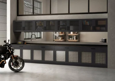 Cocina negra industrial lineal con muebles altos de malla metálica, salpicadero de cemento y estilo garaje urbano