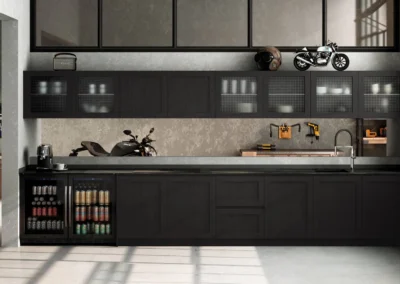 Cocina lineal de madera clara con isla, encimera oscura, horno doble Bosch, estanterías abiertas y botellero integrado