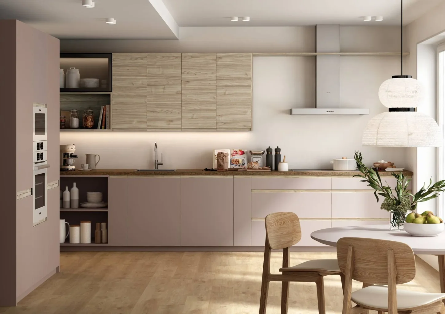 Cocina rosa y madera lineal con muebles altos de roble, encimera oscura, horno blanco columna y campana decorativa