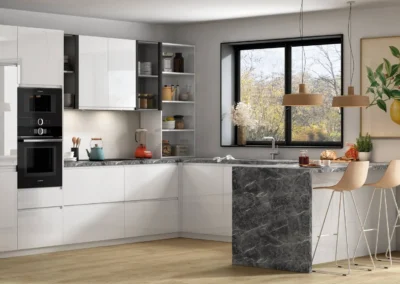Cocina blanca brillo en L con península de mármol gris oscuro, horno doble Bosch, estanterías abiertas y lámparas de madera
