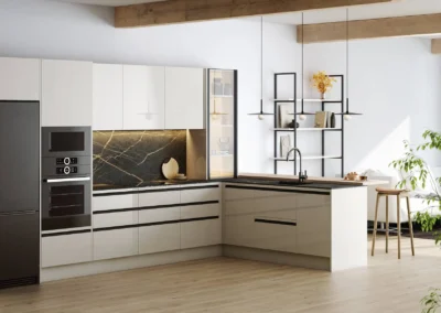 Cocina blanca en L con península, salpicadero de mármol negro con vetas doradas, vitrina, estantería industrial y vigas de madera