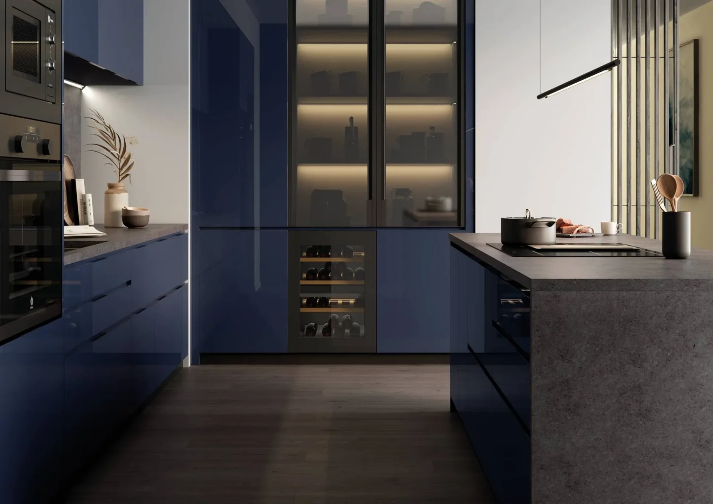 Detalle de cocina azul navy lacada con vitrina columna iluminada, vinoteca integrada y encimera de piedra gris