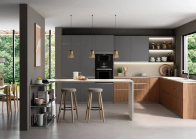 Cocina gris y madera en L con isla, barra con taburetes, horno y microondas Bosch, estanterías iluminadas y ventanales al jardín