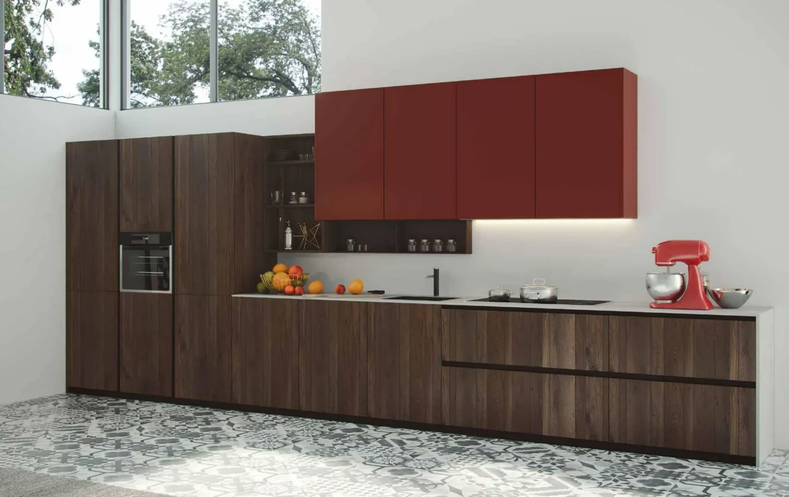 Cocina de madera nogal con isla de encimera de mármol, vitrinas altas con cristal ahumado, salpicadero dorado y lámparas colgantes