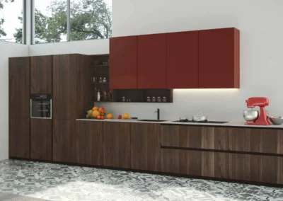 Cocina de madera nogal con isla de encimera de mármol, vitrinas altas con cristal ahumado, salpicadero dorado y lámparas colgantes