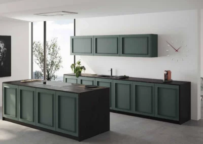 Cocina oscura con isla de mármol negro, frigorífico americano, campana decorativa, taburetes turquesa y estantería industrial