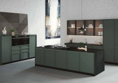 Cocina de madera clara abierta al salón con isla y barra, horno Miele empotrado, estantes abiertos y salpicadero de madera