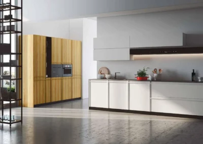 Cocina moderna blanca con columna de madera natural y electrodomésticos integrados, encimera oscura y campana oculta