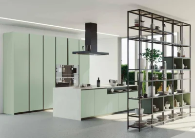 Cocina de madera oscura con estanterías abiertas, vitrinas con cristal ahumado y salpicadero de mármol negro