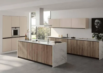 Cocina de madera oscura en U con península y zona de comedor, salpicadero de mármol negro y vitrinas iluminadas