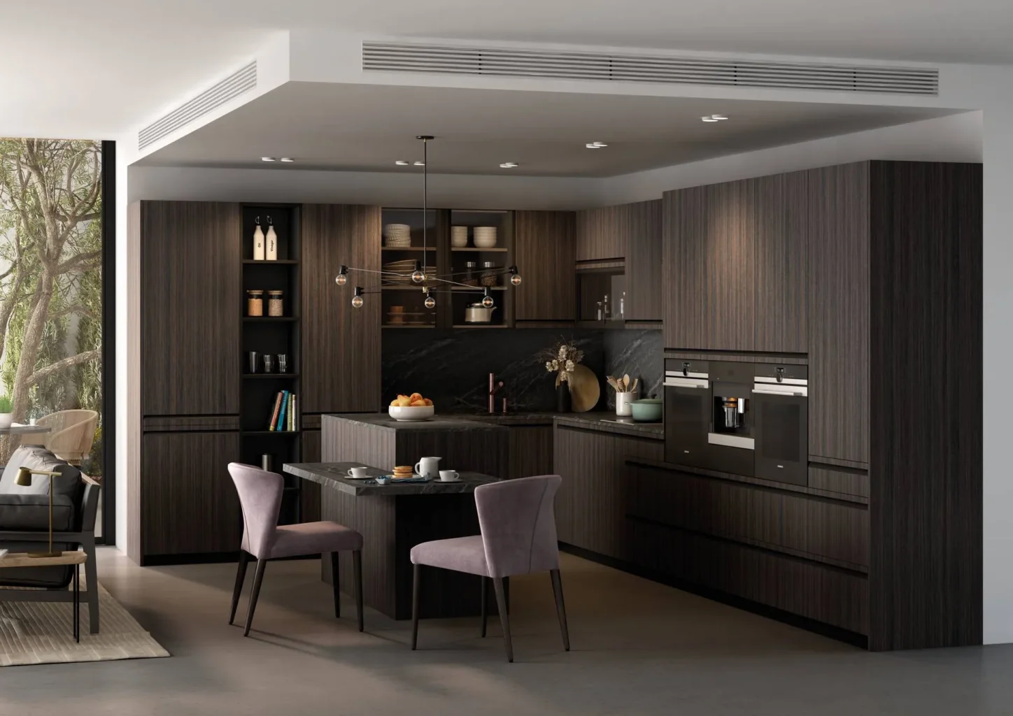 Cocina de madera oscura en U con península y zona de comedor, salpicadero de mármol negro y vitrinas iluminadas