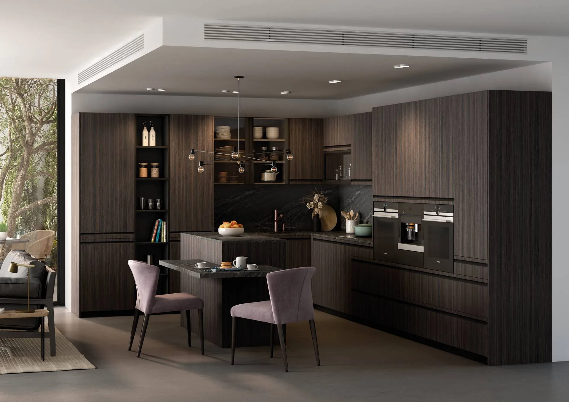 Cocina de madera oscura en U con península y zona de comedor, salpicadero de mármol negro y vitrinas iluminadas