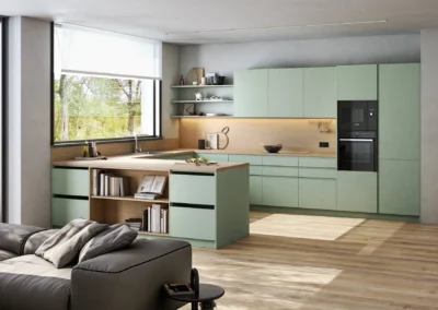 Cocina rústica de madera envejecida con isla y encimera de porcelánico efecto mármol oscuro, campana de techo