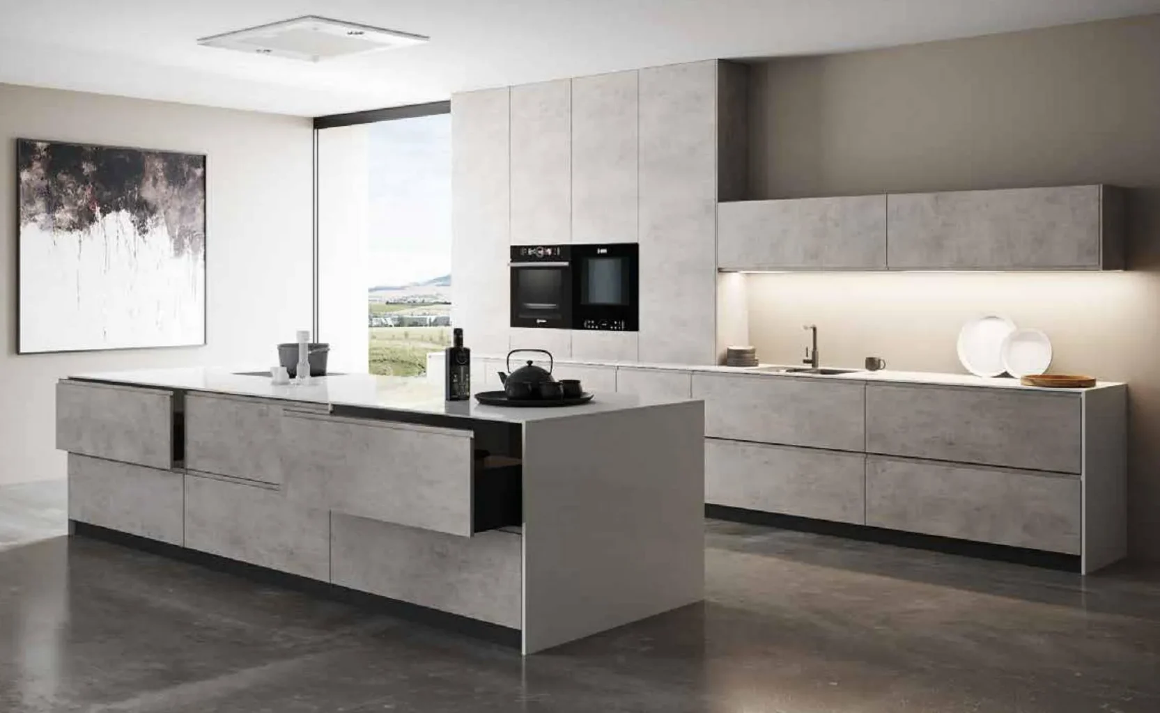 Cocina azul navy con isla de mármol blanco y taburetes de madera, columna de madera clara con vitrina de cristal