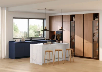Cocina moderna blanca con isla y barra de madera rústica, columna de madera envejecida y pared de microcemento gris