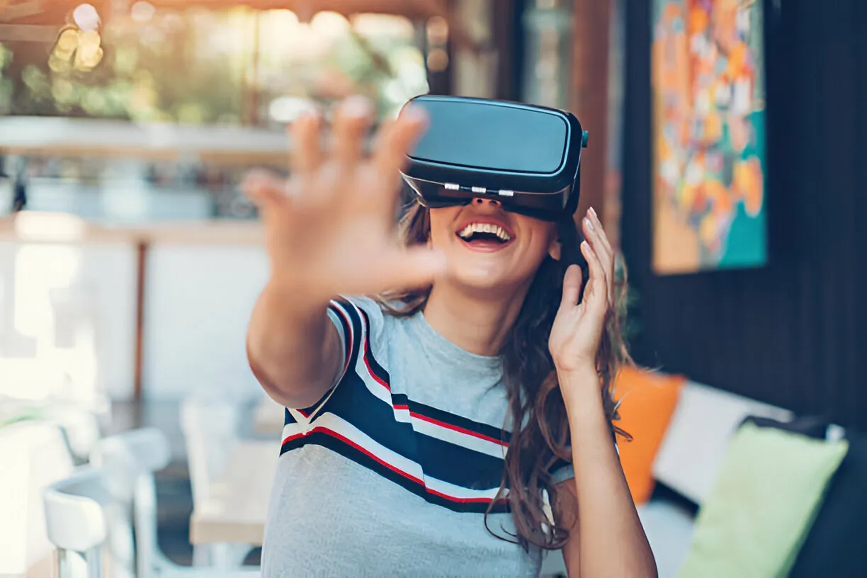 Clienta disfrutando de la experiencia de realidad virtual para visualizar su cocina en la tienda Cocinas Fuoco Sevilla